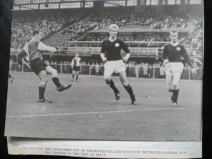 1962 1e in Kuip. Frans Bouwmeester scoort tegen Van Hout en Duncker