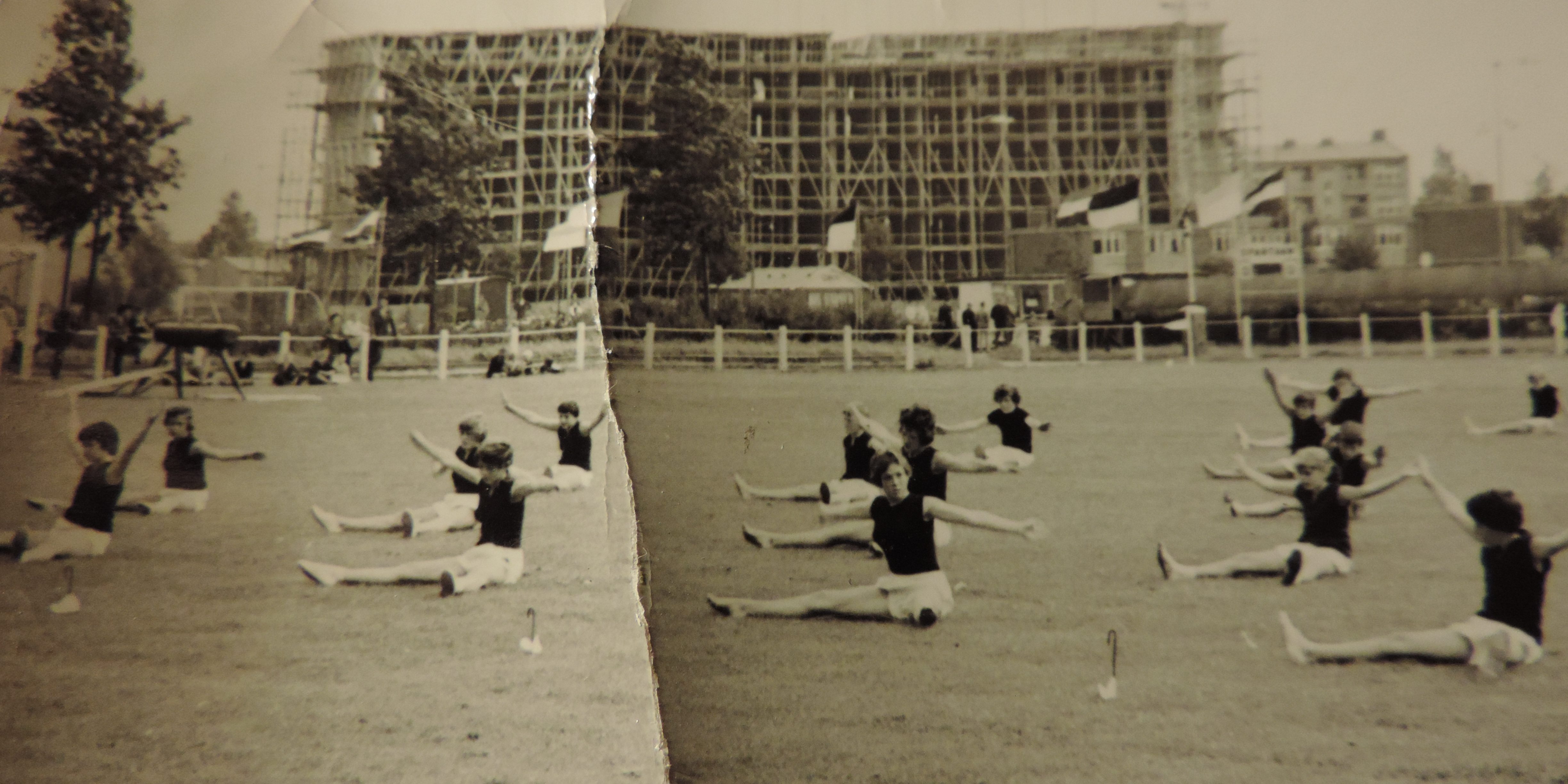 1956. Demonstratie Afd. Turnen. Langenhorstflat in aanbouw.