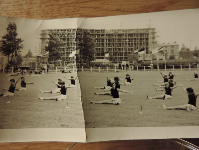 1956. Demonstratie Afd. Turnen. Langenhorstflat in aanbouw.