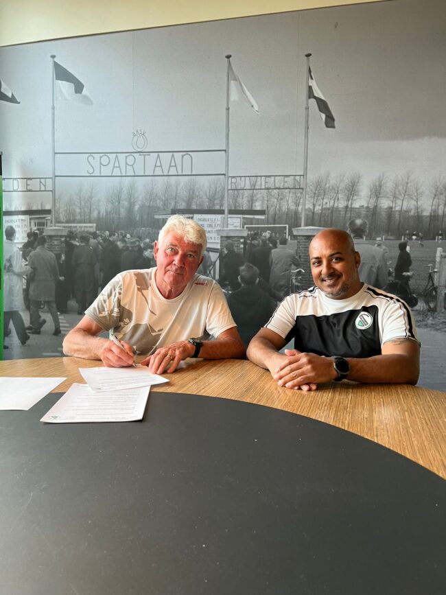 staf selectie contract Omar Khan met Hans