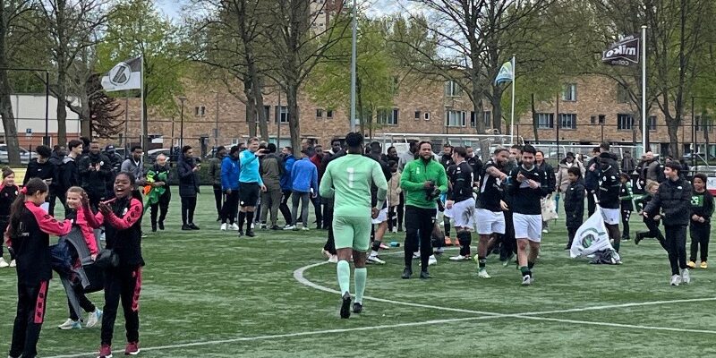 20240420 vreugde na de wedstrijd Oranje Wit